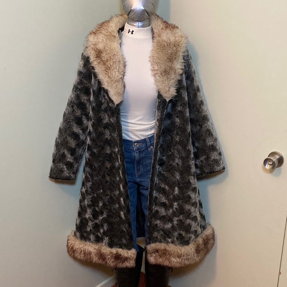 Source Unknown Gray and Cream Long Coat with Plush Fur Trim